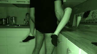 邻居的丈夫睡着了，我们在厨房里快速做爱 黑袜夜视