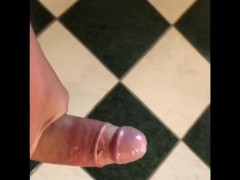 Je me masturbe seul pour ejaculer sur du carrelage 