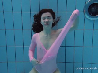 Roxalana Cheh Draagt Roze Jurk in Het Zwembad