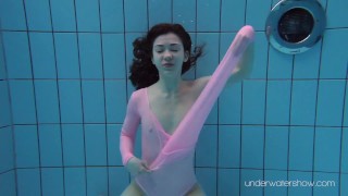 Roxalana Cheh con vestido rosa en la piscina