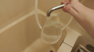 Metti un preservativo sul rubinetto e riempilo d'acqua. E il preservativo scoppia!!