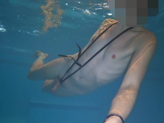 Naked金属コックリングとプラグで泳いで中出し