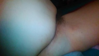 Je pète au lit pendant que ma copine prend son bong du matin, je pue l’anus chaud et flatulent de la chambre