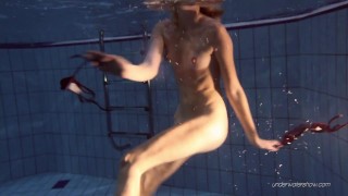 Nastya decidiu fazer eróticos debaixo d'água