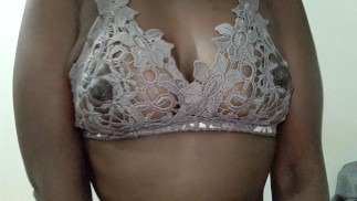 角质女孩喜欢抚摸她的乳房