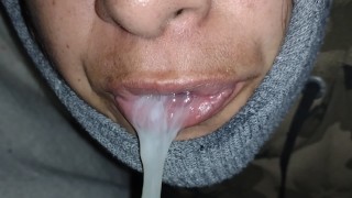 Giocando con lo sperma in bocca