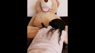 Follando con mi osito de peluche por primera vez 🧸 (Parte 1)