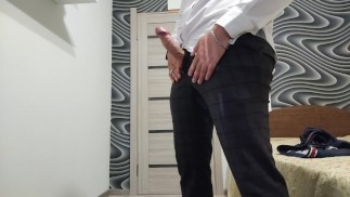 穿着西装的俄罗斯年轻人抽搐并射精