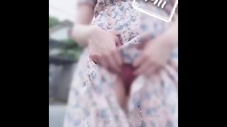 [Masturbación al aire libre] Un japonés pervertido que expone en secreto el coño en una zona residencial y es