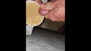 Preparando o café da esposa com esperma fresco e cubos de esperma congelados