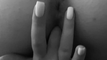 Сестра ласкает свою киску пальчиками.