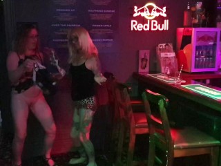 Intercambiando Knickers En El Bar Público - TGirl Charlotte y TGirl Post Op Lisa