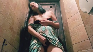 Брюнетка мастурбирует в публичном ресторане и горячо кончает