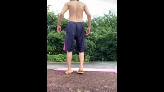 Ein japanisches Idol beim Sextraining in einem Park in der Nähe des Austragungsortes der Olympischen