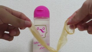 Entfernen Sie das Kondom von der Flasche mit dem sexuellen Gleitmittel.