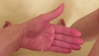 Писает на ладонь !!