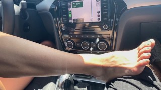 POV MILF дразнит ногами и дрочит рукой во время вождения