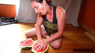 A Lone Pussy-Loving MILF Eats Squirty Watermelon And Licks His Fists