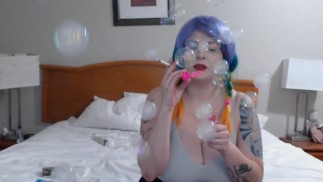 抽烟纽波特和吹泡泡等待迪克