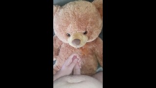 j'éjacule sur le papa ours en peluche