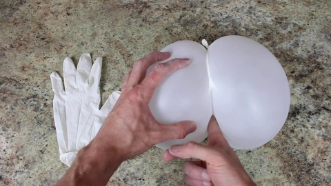 Ruchanie lateksowej rękawiczki w dupie - ogromny wytrysk