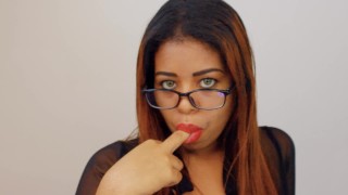 Zoete ebony MILF met bril laat je haar vaardigheden zien met die sletterige rode lippenmond die ze heeft