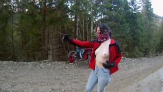 这就是我拍摄个人视频的方式 在山中危险的公共裸体