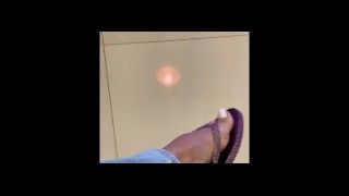 Goddess Kiffa - Exibicionisme sexy pendante avec des tongs havaianas violettes dans la salle d’attente