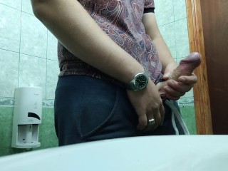 Russische Jonge Kerel Trekt Zich AF Op Het Werk in Het Toilet