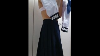 Японский кроссдрессер снимает школьную форму моряка