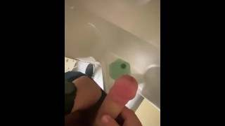 Cachonda de 18 años se masturba en un urinario público
