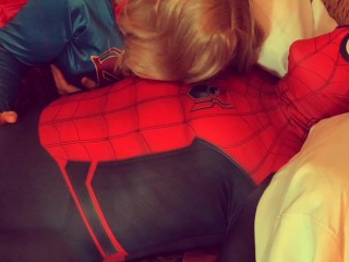 Oma Supergirl Neukt Spiderman