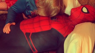Oma Supergirl neukt Spiderman