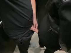 Она Не Заметила Как Я Достал Член В Лифте И Начал Ее Соблазнять Но Все Закончилось Спермой В Горло 2/16