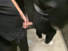Она Не Заметила Как Я Достал Член В Лифте И Начал Ее Соблазнять Но Все Закончилось Спермой В Горло 4/16