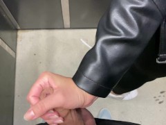 Она Не Заметила Как Я Достал Член В Лифте И Начал Ее Соблазнять Но Все Закончилось Спермой В Горло 7/16