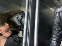 Она Не Заметила Как Я Достал Член В Лифте И Начал Ее Соблазнять Но Все Закончилось Спермой В Горло 9/16