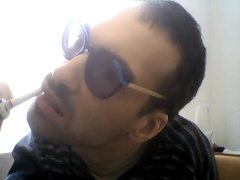 Jean-Benjamin JB se lave ses dents avec sa brosses électrique