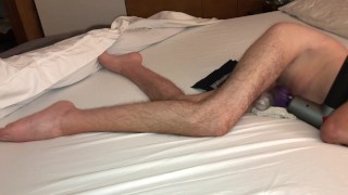 Espasmo de pierna tetrapléjico con juguete anal y pistola de masaje