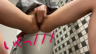 Jour 10 Masturbation Pour Ne Pas Se Retrouver Dans Les Toilettes Communes De L'hôtel Amateur Trop À L'aise Pour