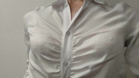 Crossdresser (sujetador rosa se ve a través de la blusa)