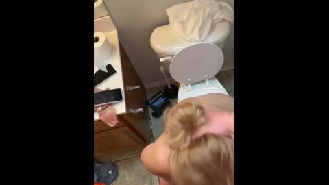 Wife gives head before she gets in the bath