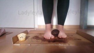 Ladyleyla zertritt Muffins in Ballerinas und barfuß und spuckt auf sie 