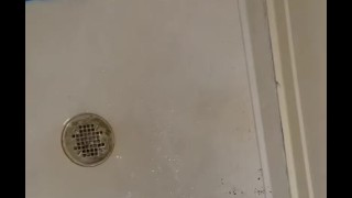 Mijar no chuveiro depois de comungar com força