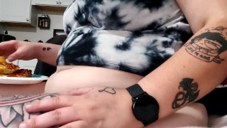 Belly spelen en feederisme vullen (bekijk volledige video op OnlyFans) 