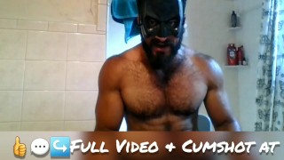 Divertido culturista Hot masturbándose en baño de hielo como Batman