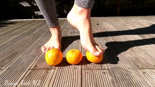 Suco de laranja esguicho por seus pés doces 