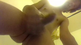 В ванной курение и поглаживание