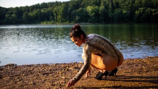 4K - String bodysuit op het strand