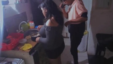 Pareja de amigovios amateur tomando tragos y se calientan entre risas